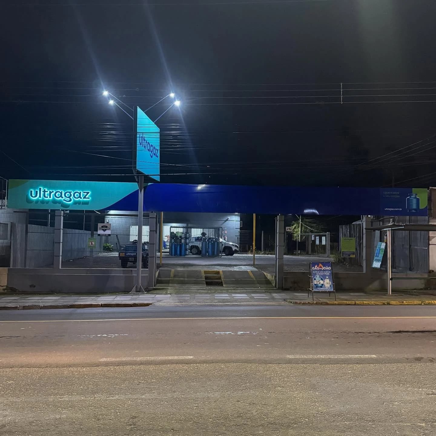 Fachada real da revenda Ultragaz onde funciona o Gás do João