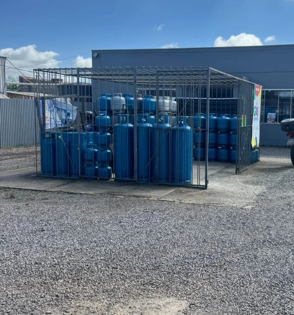 Estoque de botijões Ultragaz na base do Gás do João