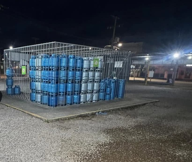 Estoque real do Gás do João com botijões azuis Ultragaz